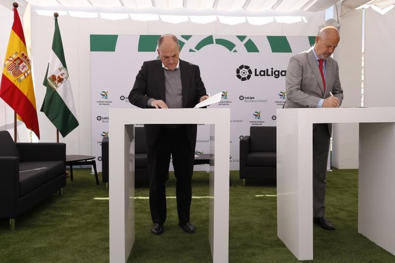 La Junta de Andalucía y LaLiga se unen en proyectos de formación y desarrollo social