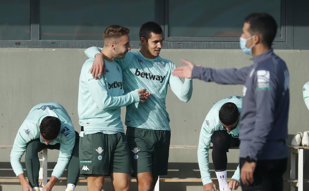 Víctor Ruiz y Mandi, ausencias en el entrenamiento del Betis
