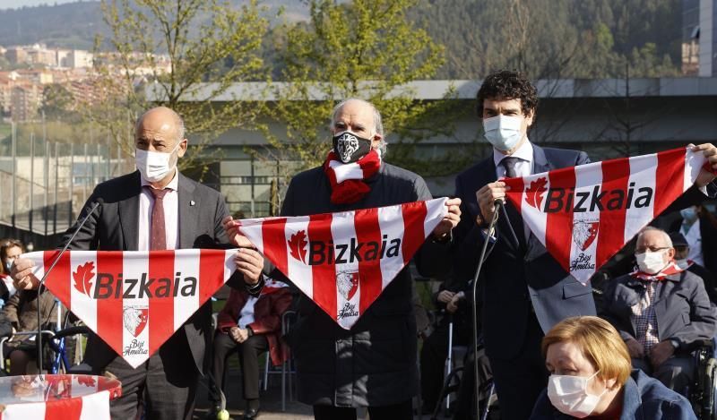 Iribar inicia el reparto de 8.300 pañuelos en las residencias de Bizkaia
