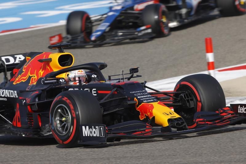 Verstappen se lleva la 'pole' en Baréin, Sainz octavo y Alonso noveno