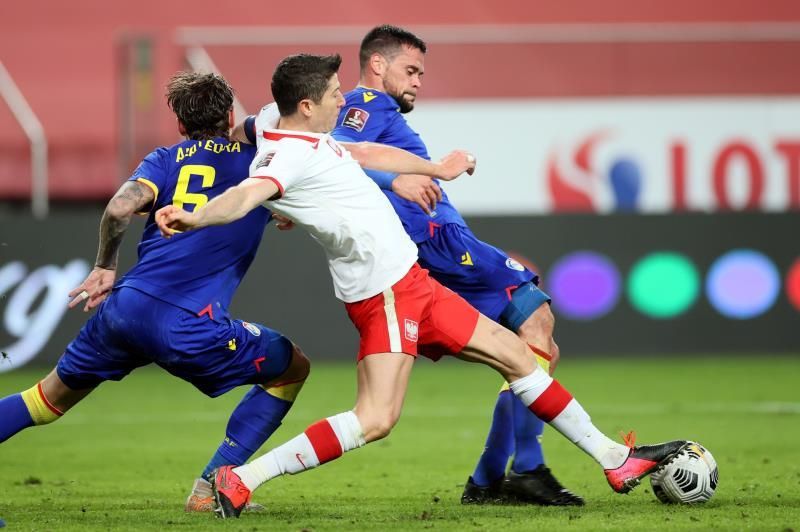 Polonia se enfrenta a Inglaterra debilitada por la baja de Lewandowski