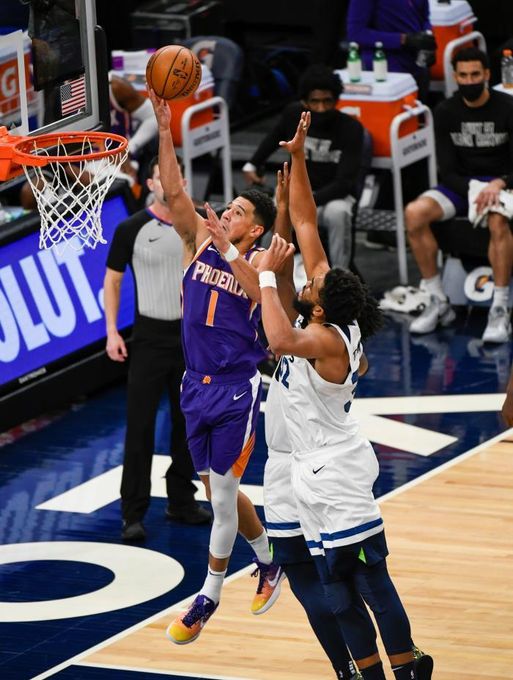 121-116. Booker, con 45 puntos, mantiene ganadores a los Suns