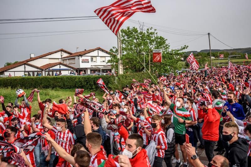 Cientos de aficionados despiden al Athletic en Lezama