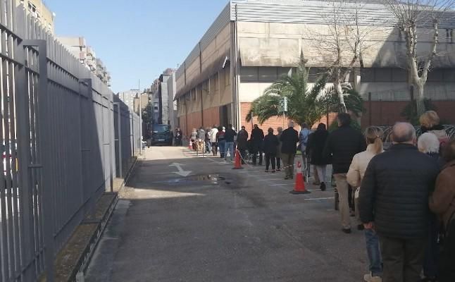 El SAS denuncia un "bulo" tras el que "más de 4.000" personas han ido sin cita a un punto de vacunación Covid en Sevilla
