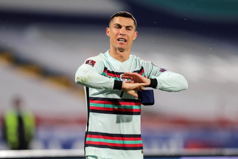 El brazalete tirado al césped por Ronaldo se vende en Serbia por 64.000 euros