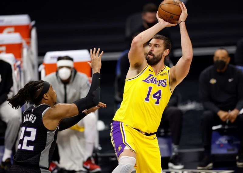 Kuzma sella la victoria de los diezmados Lakers; Gasol, nueve rebotes