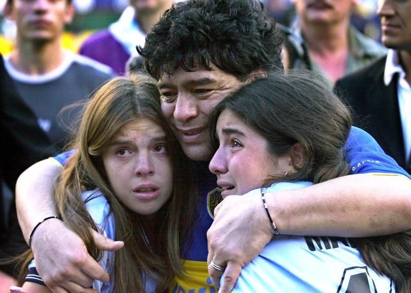 El abogado de Maradona dice que sus hijas le robaron y lo abandonaron