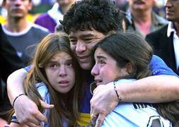 El abogado de Maradona dice que sus hijas le robaron y lo abandonaron
