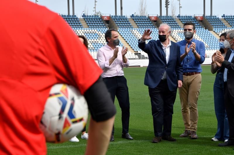 Del Bosque sorprende a los jugadores del equipo 'Genuine' del Almería