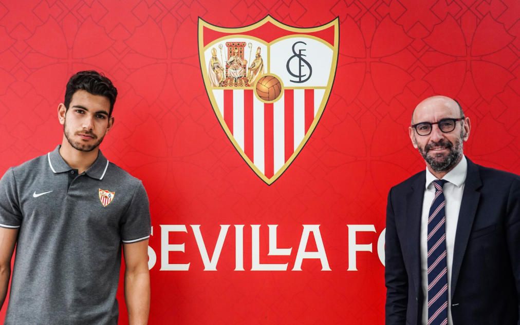 El Sevilla ata a su futuro: Adrián González