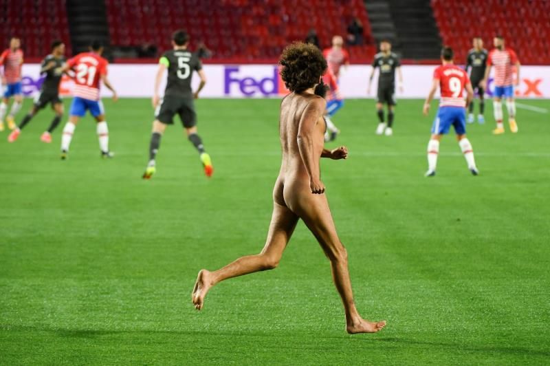 Salta al césped un espontáneo desnudo en los primeros minutos del partido