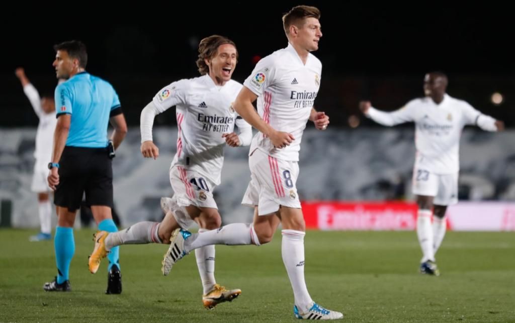 Real Madrid 2-1 Barcelona: El vendaval blanco detona LaLiga