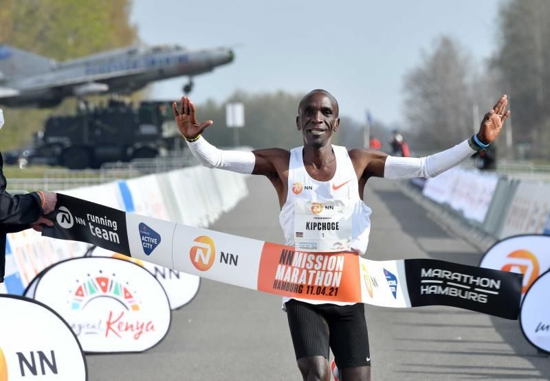 Kipchoge despega hacia el maratón olímpico con 2h04:30 en Twente