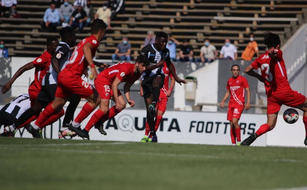 RB Linense 3-1 Sevilla At: 'Tropieza, después de once zancadas seguidas, se sacude y sigue'