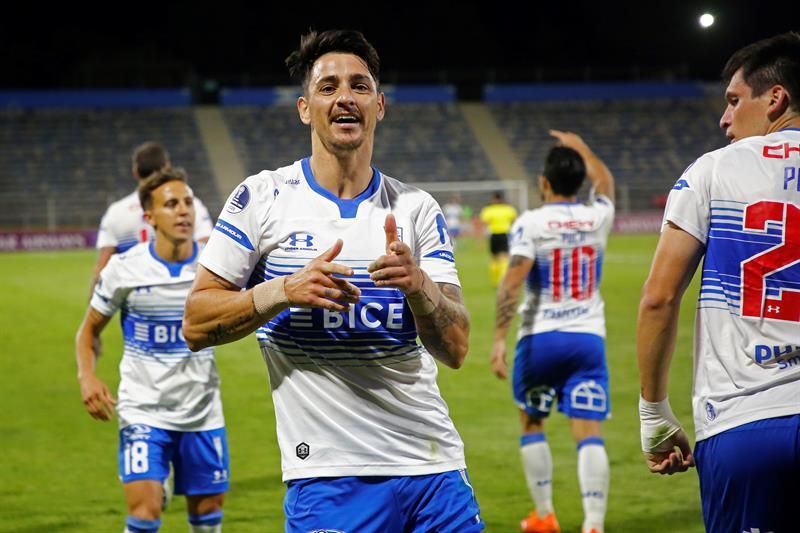 Universidad Católica recupera el liderato del fútbol en Chile, mientras busca su mejor juego