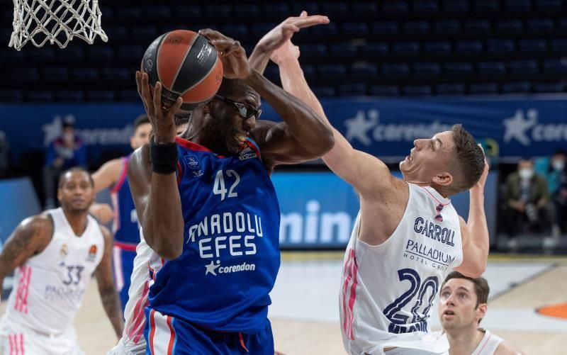 90-63. El Anadolu destroza a un Real Madrid impotente