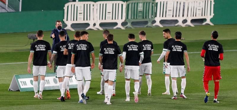 Elche y Valladolid saltan al campo con camisetas en contra de la Superliga