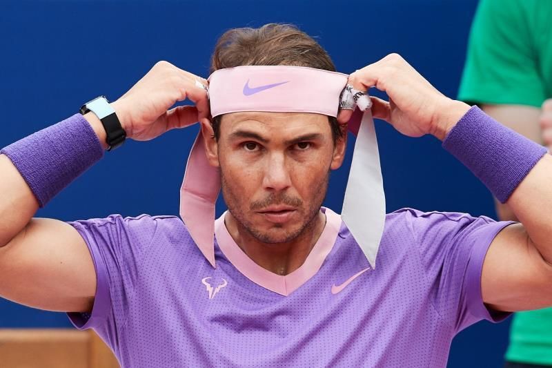 Tsitsipas empieza fuerte y Nadal sufre en su debut