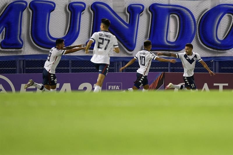 Vélez saca pasaporte a cuartos de final, Boca gana y River sufre un traspié