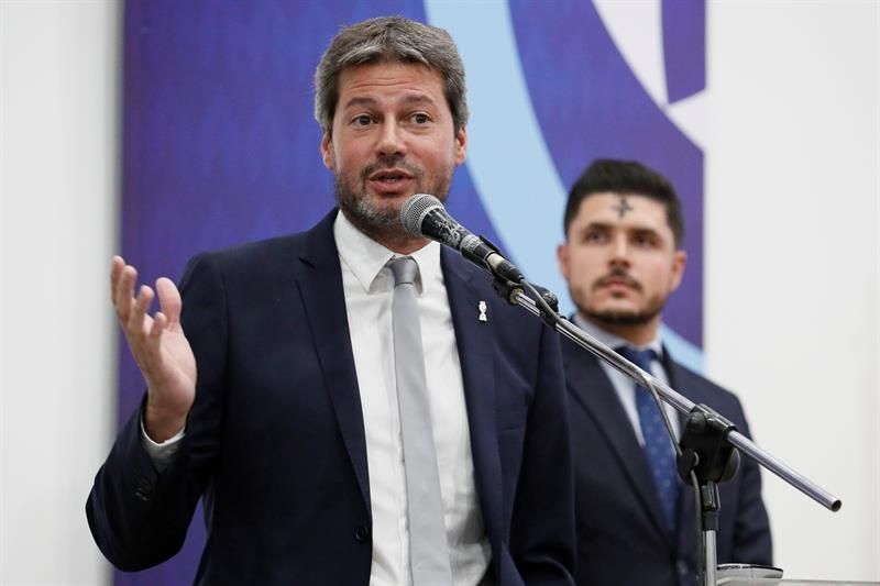 Ministro argentino no cree que deba detenerse el fútbol por el aumento de casos