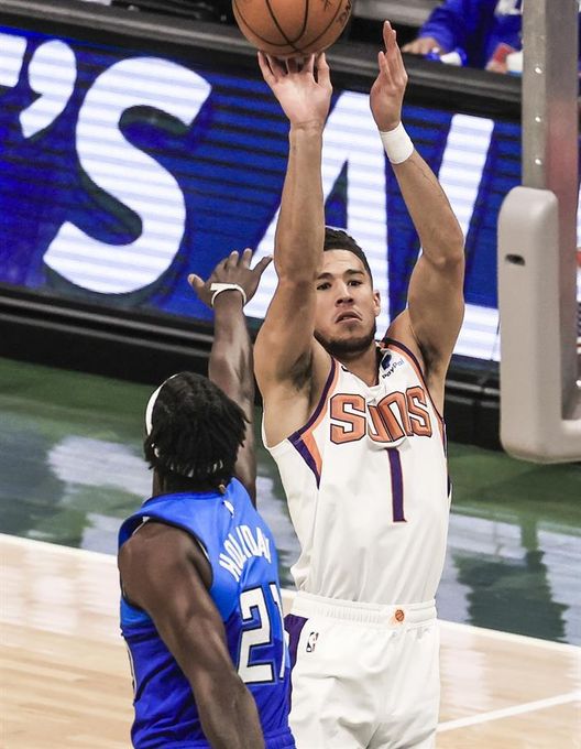 121-100. Booker y los Suns derrotan a los Jazz y comparten liderato en el Oeste