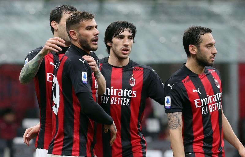 Calhanoglu y Theo dan tres puntos de oro al Milan