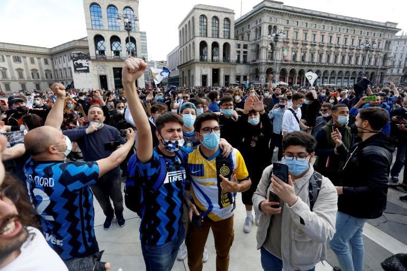 Miles de hinchas del Inter violan las normas anticovid para celebrar el título
