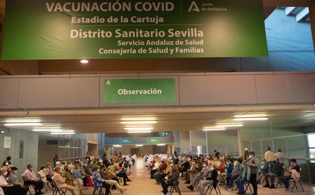 Andalucía ya vacuna a menores de 60 años y diseña un plan para poner un millón de dosis por semana