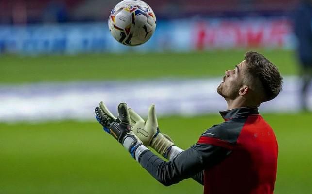 Alfonso, el cerrojo del Sevilla Atlético que acaba contrato y al que se rifan