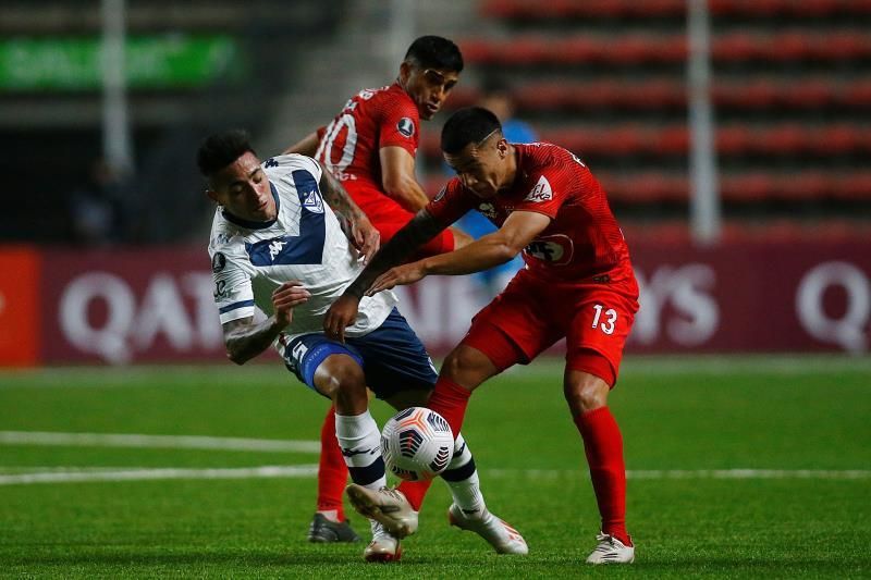 0-2. Vélez Sarsfield logra victoria clave en Chile y hunde a Unión La Calera