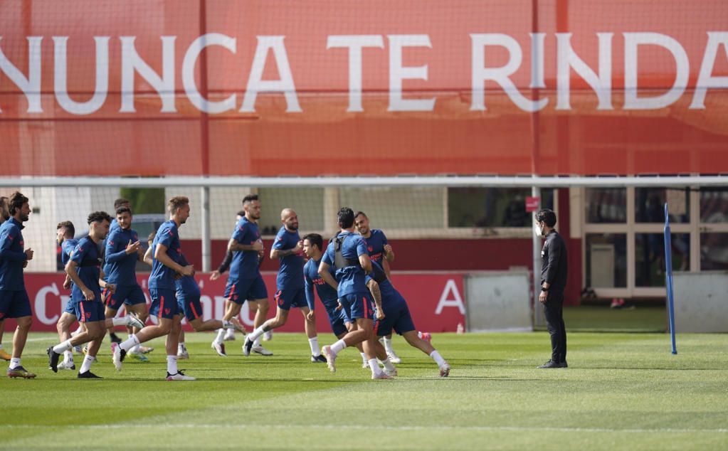 El Sevilla vuelve al trabajo con dos ausencias importantes