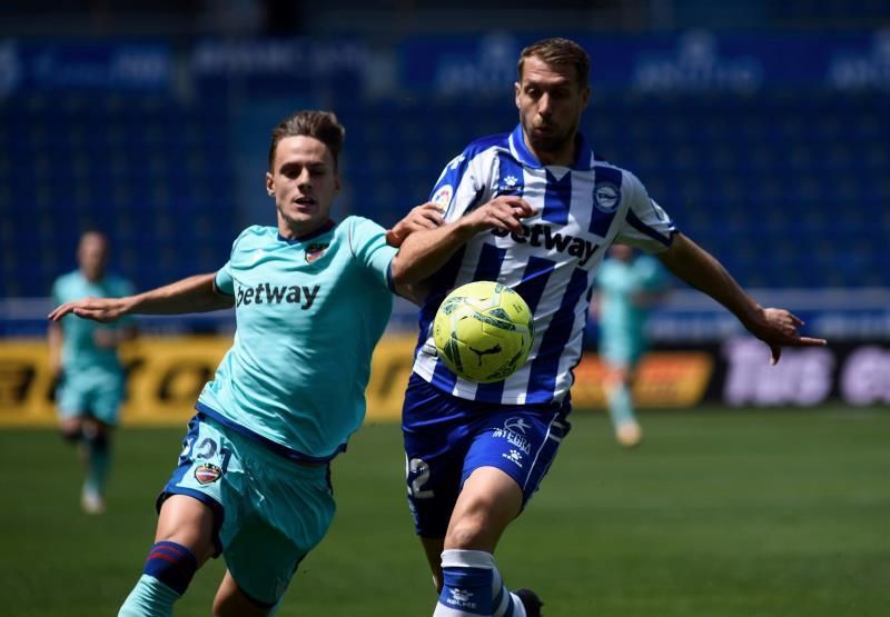 Alavés 2-2 Levante: Joselu rescata un valioso punto para los de Calleja