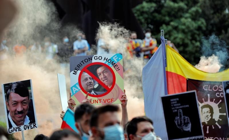 Más de cinco mil valencianistas se manifiestan contra la gestión de Meriton