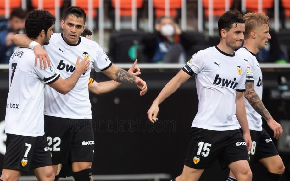 Valencia 3-0 Valladolid: Se agarra a Primera de la mano de Maxi