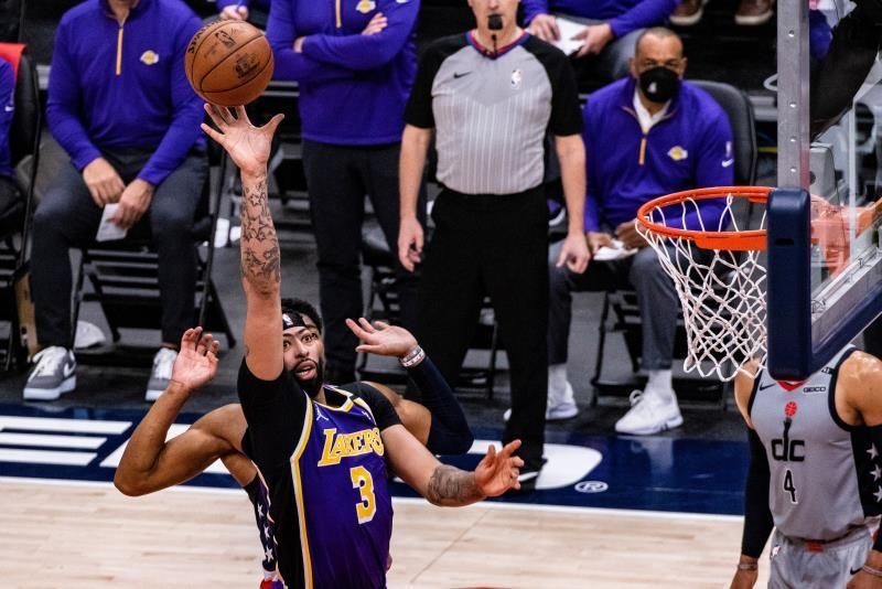 123-110. Davis destroza a los Suns y los Lakers siguen en la lucha por el sexto puesto