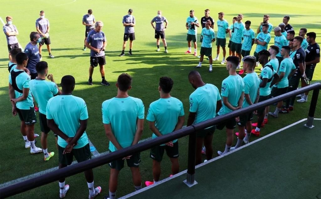 Lista de 22 en el Betis, con cinco bajas para recibir al Granada en plena lucha por Europa