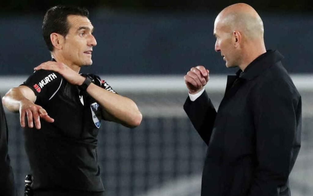 Zidane denuncia otro penalti en el área del Sevilla "que ni miraron"