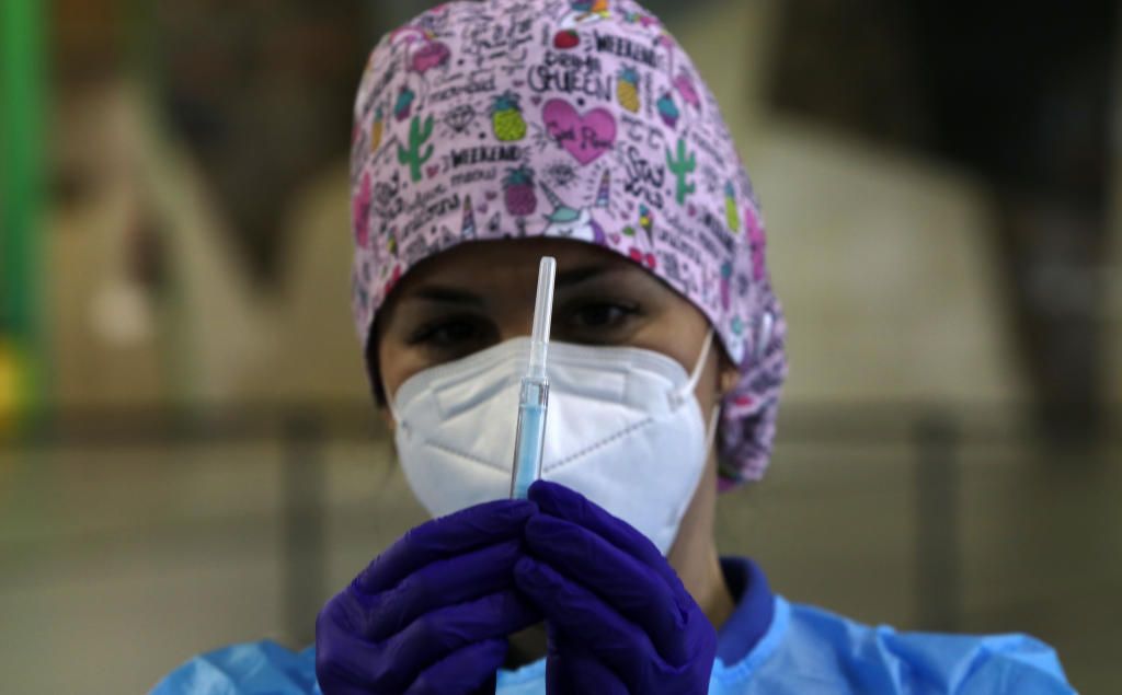 Andalucía anuncia el inicio de la vacunación de la segunda dosis para 71.000 profesionales esenciales