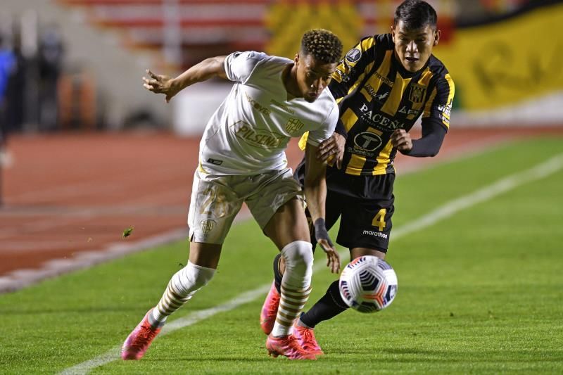 2-0. Un doblete del colombiano Reinoso devuelve la vida a The Strongest