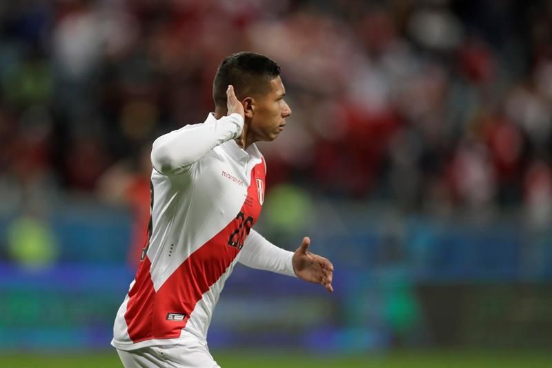 El peruano Edison Flores marca el gol que le da el triunfo al D.C. United