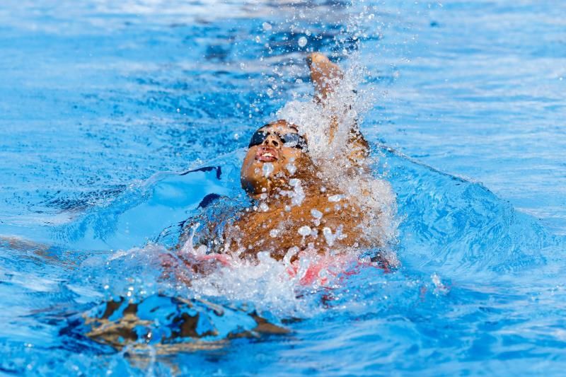 Hugo González se cuelga el bronce en los 50 espalda