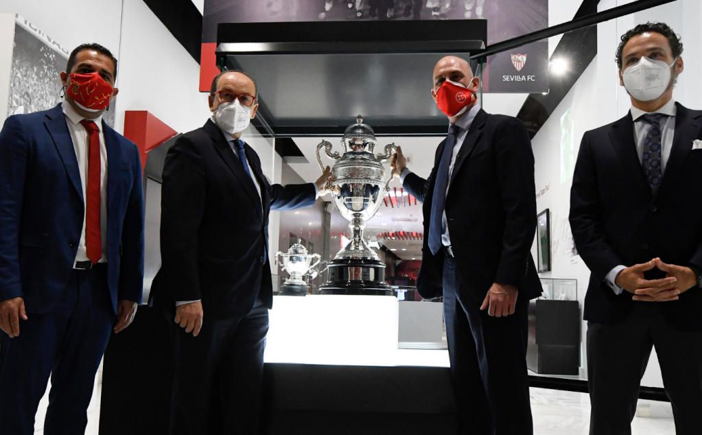 Rubiales visita el Sánchez-Pizjuán y cumple con el compromiso de la RFEF