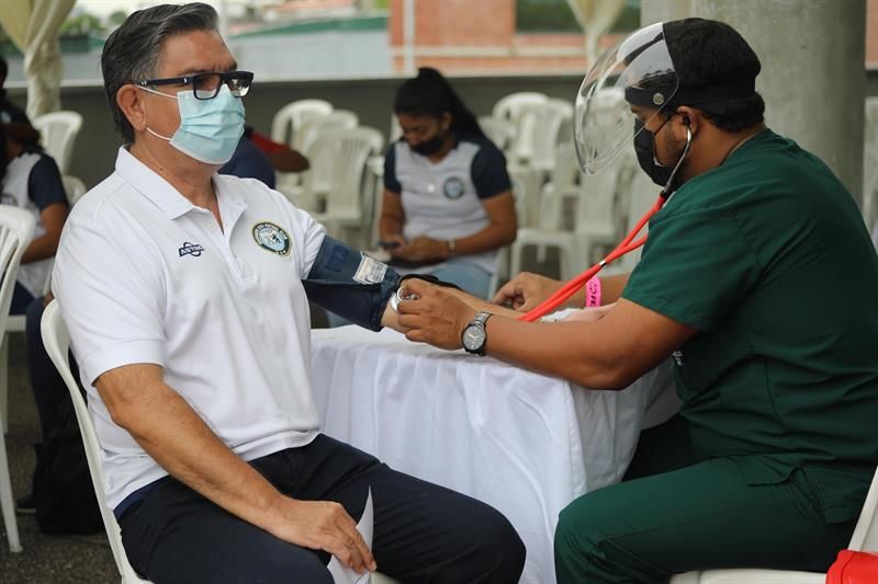 Futbolistas en Ecuador se inmunizan contra la covid-19