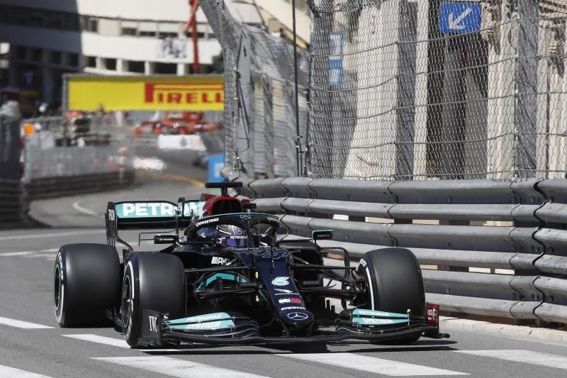 Hamilton: "Los Ferrari se ven fuertes y eso es genial, hay más competencia"