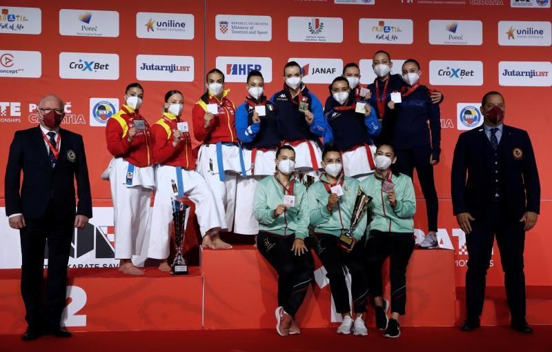 El equipo femenino de katas se cuelga la medalla de plata