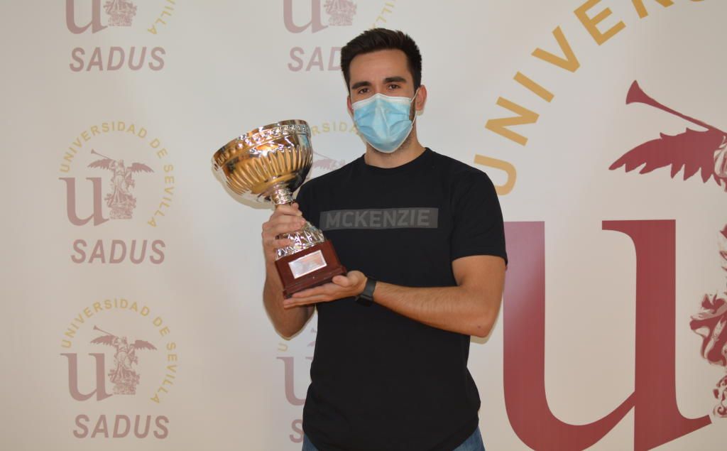 Jesús Pérez recibe el trofeo de campeón del Torneo de Tenis 2020-2021