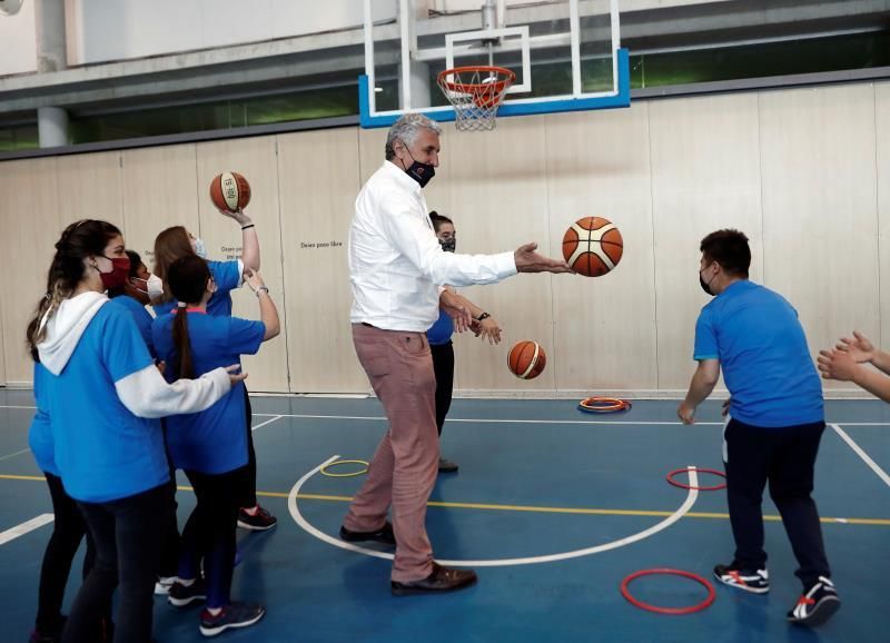 Romay apoya en Pamplona la inserción laboral a través del baloncesto