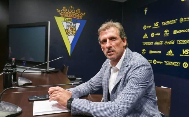 Óscar Arias tira de la manta: su salida del Cádiz, "darditos", "mentiras de Álvaro Cervera" y la lucha "del bien y el mal"