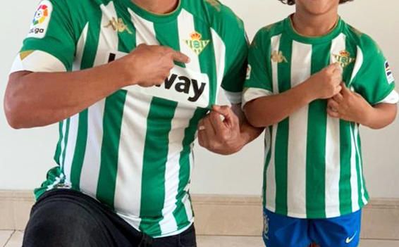 Oliveira celebra la vuelta del 'EuroBetis' y lleva a la práctica el lema: "De padres a hijos, una pasión..."