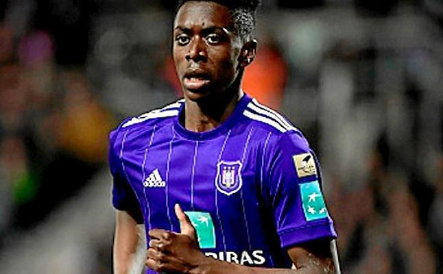 Lokonga sube la puja para el pivote del Sevilla